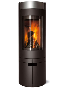 stufa a legna modello Skantherm zio. Stufa caminetto in acciaio nero. Maniglia nascosta, integrata nel design. Sportello con ampio vetro curvato. Spettacolare visione delle fiamme. Vetro ceramico autopulente